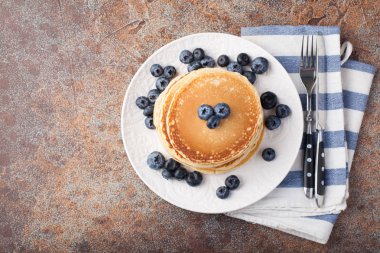 Lezzetli gözleme, paslı arka plan üzerinde taze yaban mersini yakın. Kopya alanı ile Üstten Görünüm