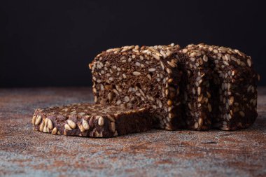 Taze siyah ekmek üzerinde eski paslı tabloyu Ayçiçeği tohumları ile. Kopya alanı ile