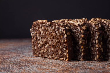 Eski paslı masa ayçiçeği tohumu ile taze siyah ekmek