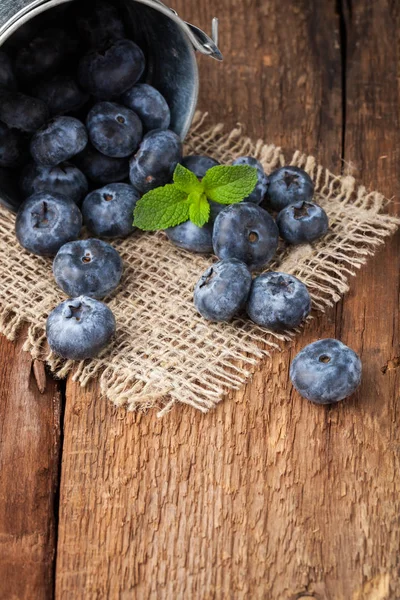 Blueberry on wooden table background. Ripe and juicy fresh picked blueberries closeup. Berries closeup with copy space — Stock Photo, Image