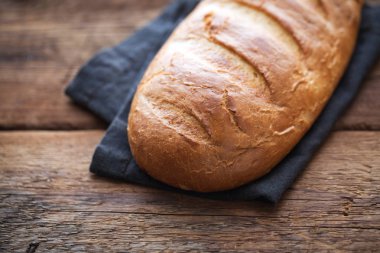 Eski bir rustik ahşap masa üzerinde taze ekmek