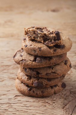 Tahta masada çikolata parçalı kurabiyeler.