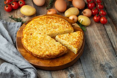 Patates ve soğanlı İspanyol omleti, tipik İspanyol mutfağı. Tortilla espanola. Kırsal karanlık arka plan. Kopyalama alanı olan üst görünüm