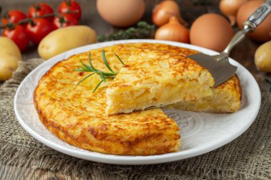 Patates ve soğanlı İspanyol omleti, tipik İspanyol mutfağı. Tortilla espanola. Kırsal karanlık arka plan. Üst görünüm