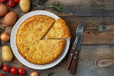 Patates ve soğanlı İspanyol omleti, tipik İspanyol mutfağı. Tortilla espanola. Kırsal karanlık arka plan. Kopyalama alanı olan üst görünüm