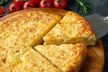 Patates ve soğanlı İspanyol omleti, tipik İspanyol mutfağı. Tortilla espanola