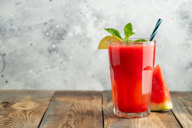 Kireç ve nane ile Karpuz slushie, açık mavi arka plan üzerinde uzun boylu gözlük yaz ferahlatıcı içecek. Kopya alanı ile tatlı soğuk smoothie.