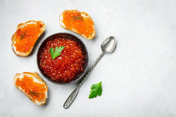 Delicious Red Caviar Black Bowl Light Concrete Background Top View — Stock Photo, Image