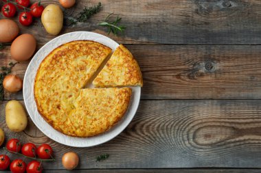 Patates ve soğanlı İspanyol omleti, tipik İspanyol mutfağı. Tortilla espanola. Kırsal karanlık arka plan. Kopyalama alanı olan üst görünüm.