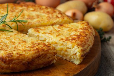 Patates ve soğanlı İspanyol omleti, tipik İspanyol mutfağı. Tortilla espanola. Kırsal koyu arkaplan