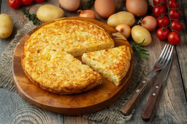 Patates ve soğanlı İspanyol omleti, tipik İspanyol mutfağı. Tortilla espanola. Kırsal koyu arkaplan