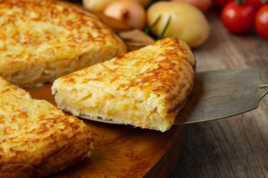 Patates ve soğanlı İspanyol omleti, tipik İspanyol mutfağı. Tortilla espanola. Kırsal koyu arkaplan