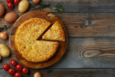 Patates ve soğanlı İspanyol omleti, tipik İspanyol mutfağı. Tortilla espanola. Kırsal karanlık arka plan. Kopyalama alanı olan üst görünüm