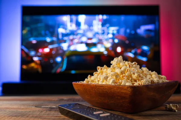 Eine Hölzerne Schüssel Popcorn Und Fernbedienung Hintergrund Funktioniert Der Fernseher — Stockfoto