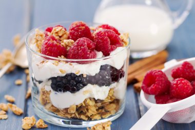 Granola peynir ve çilek Kupası