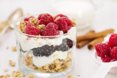 Granola peynir ve çilek Kupası