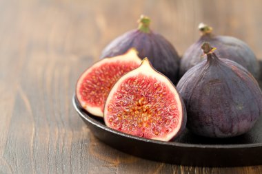 incir kahverengi zemin üzerine