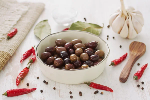Olives in white dish with garlic — Stock Photo, Image