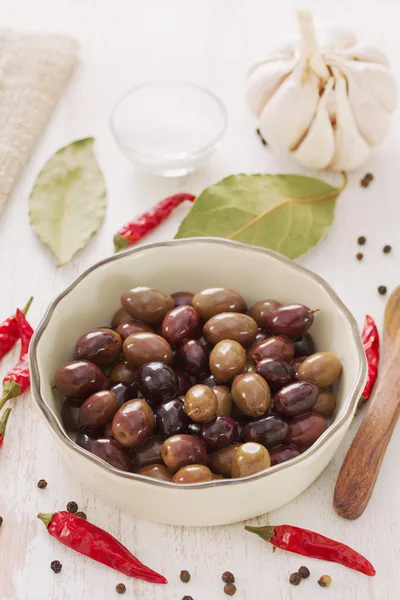 Olives dans un plat blanc à l'ail — Photo