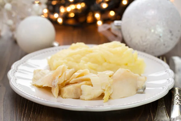 Bacalhau com puré de batata em prato branco — Fotografia de Stock