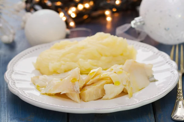 Pescado de bacalao con puré de patata en plato blanco —  Fotos de Stock