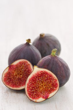 Beyaz ahşap zemin üzerinde incir