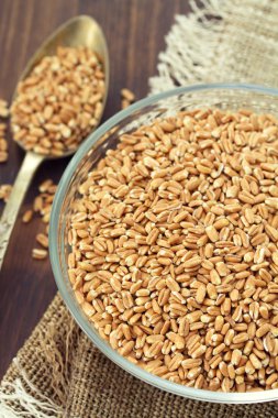 ham ahşap arka plan üzerinde spelt