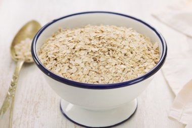 ahşap arka plan üzerinde beyaz kase yulaf