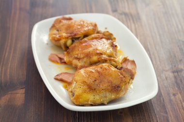 Beyaz plaka üzerinde füme et ile kızarmış tavuk 