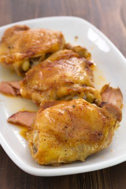 Beyaz plaka üzerinde füme et ile kızarmış tavuk 
