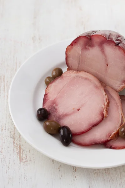 Räucherfleisch mit Oliven — Stockfoto