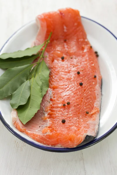 Raw salmon with black pepper and bay leaf — Stock Photo, Image