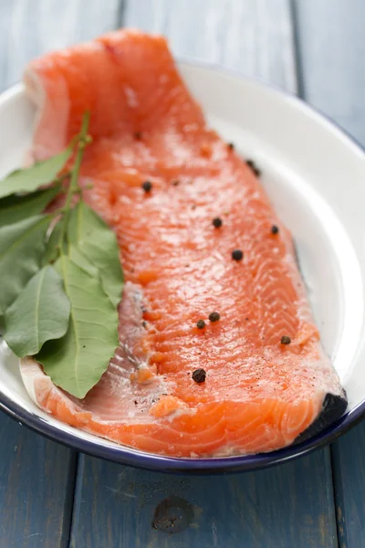 Raw salmon with black pepper — Stock Photo, Image