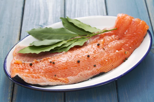 Raw salmon with black pepper — Stock Photo, Image