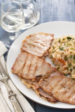 pirinç ve sebze plaka üzerinde ızgara et