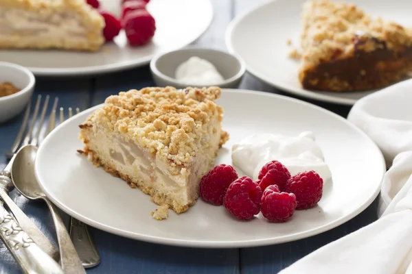 Kuchen mit Beeren auf weißem Teller — Stockfoto