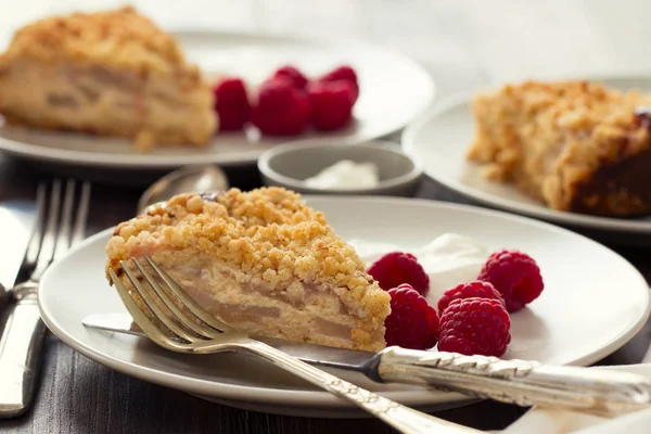 Kuchen mit Beeren auf Teller — Stockfoto