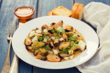 soğan soslu beyaz plaka ile midye salata 