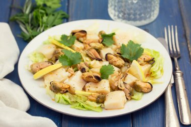 Beyaz tabakta deniz mahsulleri salatası