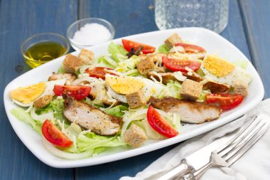 Beyaz tabak haşlanmış yumurta Tavuk salatası