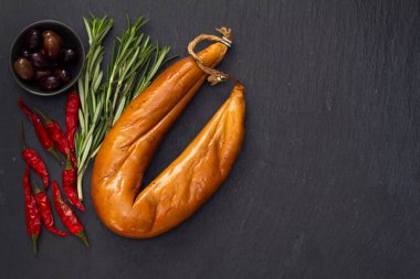 siyah arka plan üzerine Sosis füme