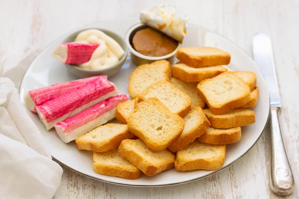 Snack auf weißem Teller auf weißem Holzhintergrund — Stockfoto