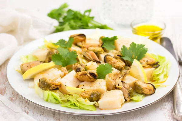Салат з морепродуктів на білій тарілці — стокове фото