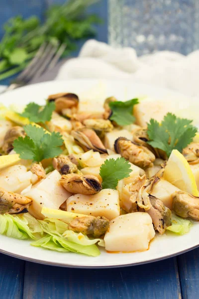 Салат з морепродуктів на білій тарілці — стокове фото