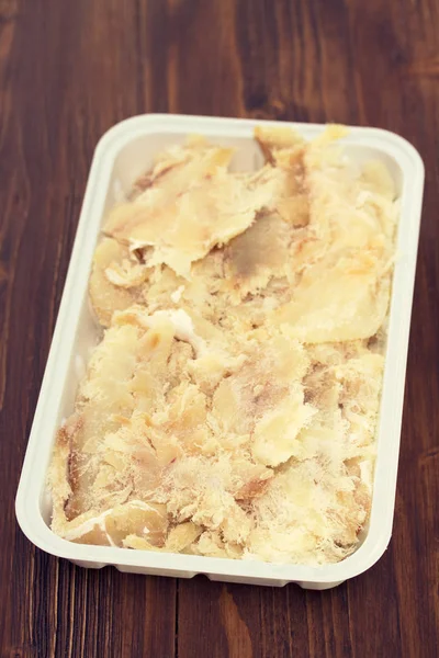 Bacalao salado en plato sobre fondo marrón —  Fotos de Stock