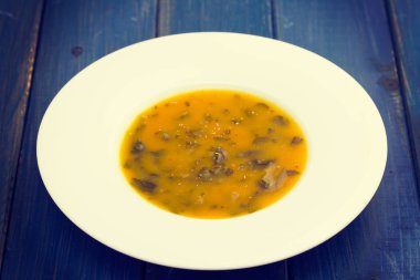 Beyaz tabakta sebze çorbası