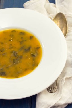 Beyaz tabakta sebze çorbası