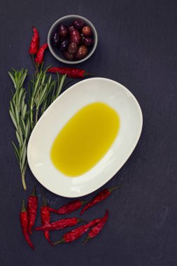 Beyaz yemek ob siyah arka plan üzerine zeytin yağı