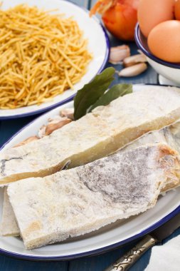 çanak üzerinde tuzlu morina 