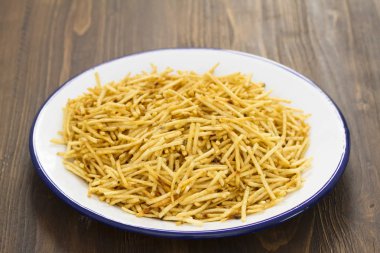 Beyaz tabak patates cipsi